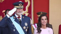 Los reyes de Espa�a, este lunes durante el desfile por el d�a de la Hispanidad.