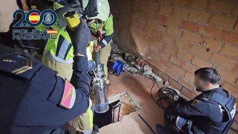 Los agentes inspeccionado uno de los narcot�neles