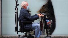 Un hombre pasea por una calle de Oviedo