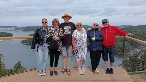 La autora de la investigaci�n doctoral, Noelia Teijeiro, a la izquierda, junto a varios de los integrantes de la cooperativa de viviendas colaborativas Resistir (proyecto Conviure Godella), de Valencia, en una reciente visita a la comarca para colaborar con el trabajo de la soci�loga. En la imagen, en el mirador de Furna do Sapo, en la parroquia de Cereixo, Vimianzo, con vistas a la r�a de Camari�as