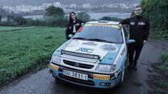 Los hermanos Vizoso, apoyados en el coche junto a la casa de sus abuelos en Vieiro.