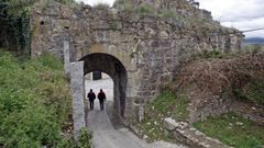 Imagen de la Porta Nova en la que se aprecian grietas sobre el arco