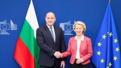 La presidenta de la Comisi�n Europea, Ursula von der Leyen, junto al primer ministro b�lgaro, Rumen Radev, en Bruselas, en una imagen del pasado mes de mayo.