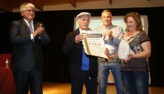 Pazos de Merexo, recogiendo el Premio Mar�a Amelia junto a sus hijos Pedro y Mar�a Jos�. 