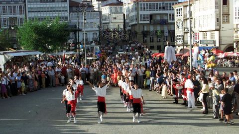 Danza de los labradores de los X�venes do Pobo.