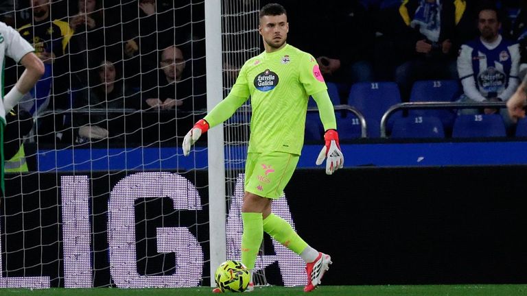 &Aacute;lvaro Ferllo, con el bal&oacute;n en el pie durante el encuentro ante el Racing de Santander