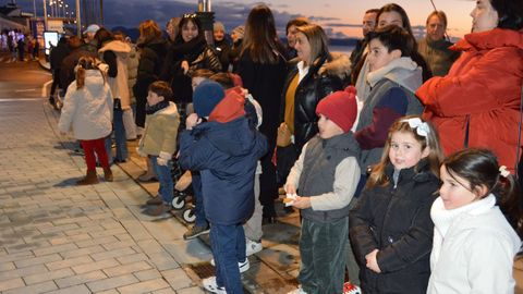 Los Reyes Magos acudieron a Sanxenxo a saludar a los m�s peque�os