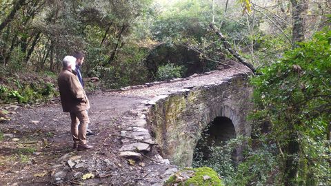 El alcalde Julio lvarez y el concejal Luis Manuel Arias visitan el antiguo puente, que forma parte del Camino de Invierno