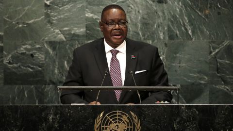 El esc�ndolo fue de tal magnitud que hasta tuvo que intervenir el presidente del pa�s, Peter Mutharika. 