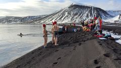Un grupo de turistas se ba�an en la isla ant�rtica de Decepci�n