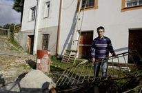 El afectado, mostrando las estructuras que intentaron utilizar primero para subir a la ventana.