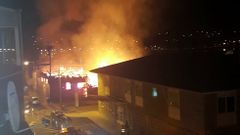 Un incendio calcina por completo una carpinter�a de ribeira en Moa�a