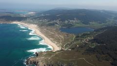 Vista aérea de la playa de Doniños y su laguna