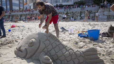 Ni&ntilde;os y adultos disfrutan del veterano certamen de castillos de arena, que levanta mucha expectaci&oacute;n.