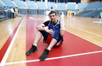 Adam Waczynski muestra la mano lesionada e inmovilizada, en la misma zona en la que se cay� contra el panel publicitario. 