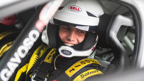 El piloto ourensano, Miguel Gayoso, en el interior de su Renault Clio Rally5 en el Rali Villa de Llanes