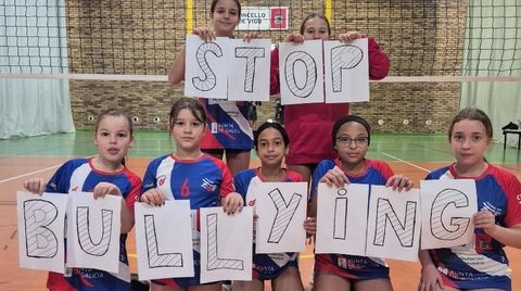 Las canteranas del Xuvenil de Teis, contra el bullying