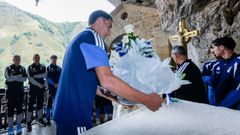 Dani Calvo realiza la ofrenda floral a la Santina