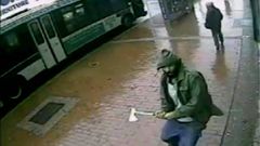 Una c�mara capt� al agresor momento antes del ataque. 