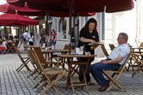 Las terrazas de Vilagarc�a -municipio donde m�s baj� el paro- se animaron con el buen tiempo.