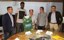 V�zquez, Kane, Calvo, Trigo y Fern�ndez, ayer en las instalaciones de la conservera. 