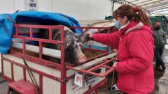 M�nica Alvari�o, vendedora, con el animal que llev� a la feria