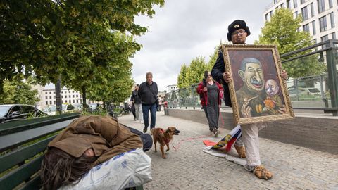 Imagen de archivo del artista Semyon Skrepetsky caminando por Berl�n durante el D�a de Rusia