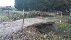 El puente, situado en un canal de la red de regad�o, fue cortado con cintas se�alizadoras