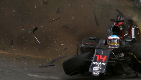 El McLaren de Fernando Alonso qued totalmente destrozado despus de dar dos vueltas de campana e impactar contra el muro de la tercera curva de Albert Park. 