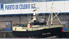 Imagen de archivo de un pesquero atracado en la lonja de Puerto de Celeiro