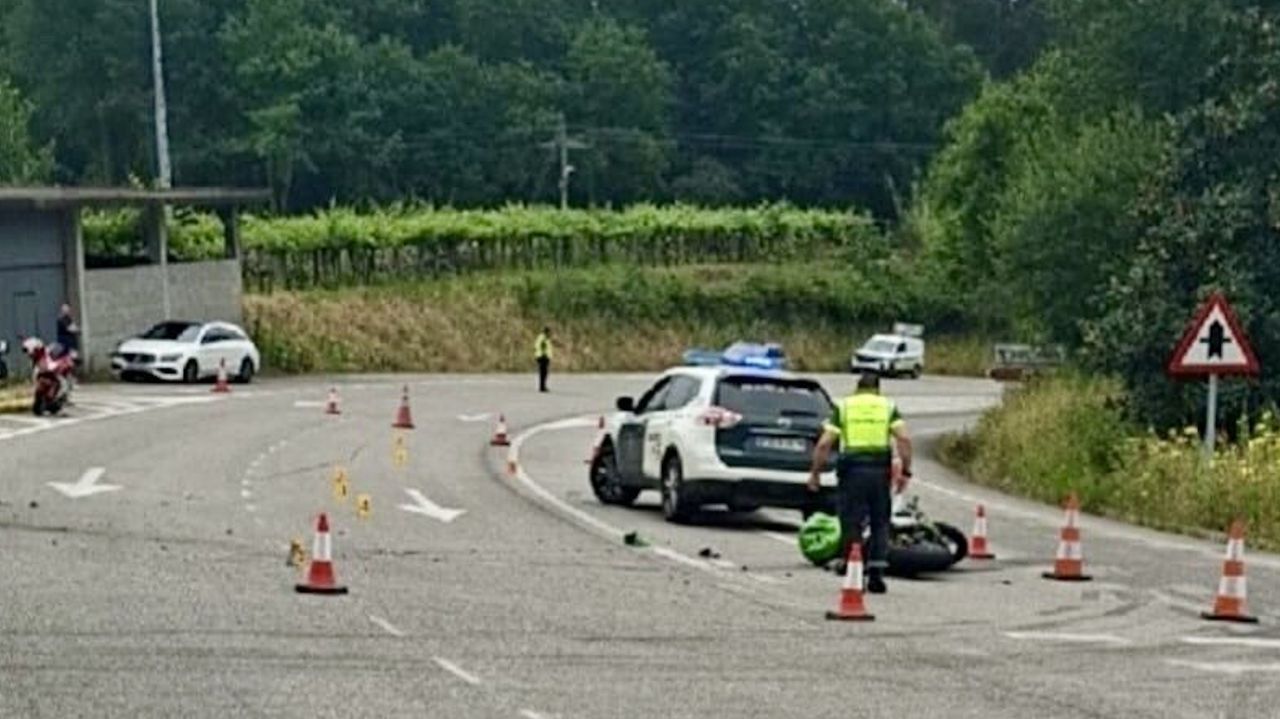 Un motorista muere en un choque frontolateral con un turismo en Arbo