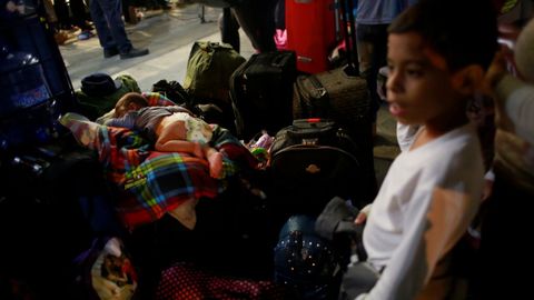 Dos ni�os venezolanos en la frontera de Per�