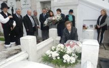 Salas depositando flores ante la tumba de Severo Ochoa. 