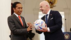 El mximo responsable de la federacin indonesia, Joko Widodo, y el presidente de la FIFA, Gianni Infantino, tras su reunin en Yakarta