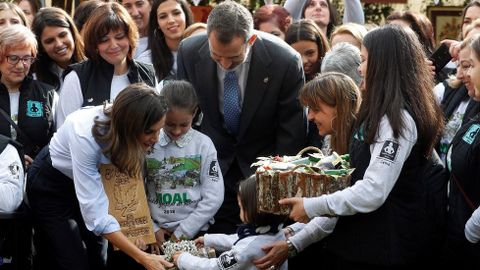 Los Reyes de Espaa reciben dos cestas con obsequios durante su visita a la pedana asturiana de Moal, galardonada este ao con el Premio Pueblo Ejemplar de Asturias 2018