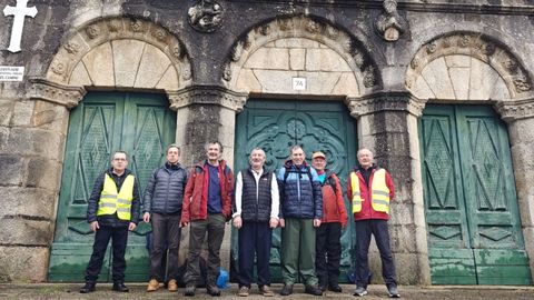 Miembros de Norte Vibe y de Roteiros da Carba, ante la iglesia de la Virxe do Cami�o, en Betanzos, tras haber completado la peregrinaci�n