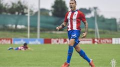 Gorka Santamar�a celebra un gol con el Sporting B