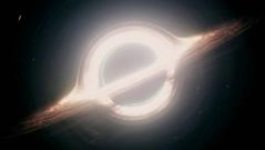 Agujero negro. La esfera oscura es el agujero negro. A su alrededor se observa un disco de gas y polvo que est� cayendo a gran velocidad hacia el agujero. La fricci�n entre los gases provoca que el disco brille. La parte de arriba y abajo es, en realidad, un espejismo. La luz que sale por detr�s de Gargant�a se curva por la enorme gravedad del agujero negro.