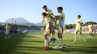 El jugador del Celta Andr�s Anta��n, celebrando con sus compa�eros uno de los goles de Espa�a sub-19 ante Pa�ses Bajos este martes.