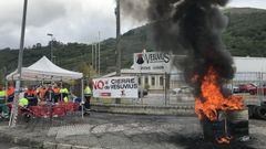 Trabajadores en la entrada de la f�brica de Vesuvius