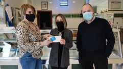 Nuria Fente, secretaria da asociaci�n de comerciantes de Taboada, na entrega dun dos premios repartidos por comercios locais nos �ltimos meses