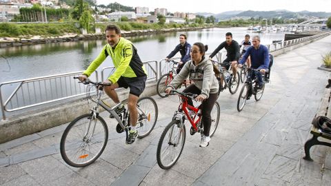 El candidato popular en Pontevedra, Jacobo Moreira, no dudó tampoco en enfundarse un mallot ciclista para presentar su Cidade da Bici.