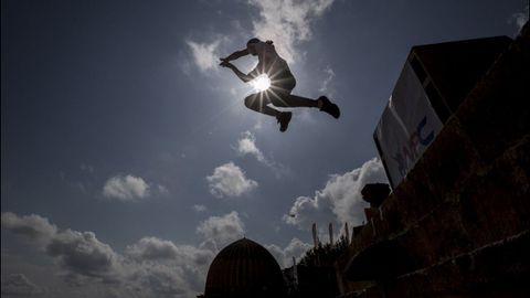 Un joven practica «parkour» durante una competición