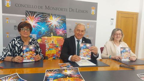 Prada, Tomé y Doutón muestran ejemplares del programa de las fiestas y del Verán Cultural