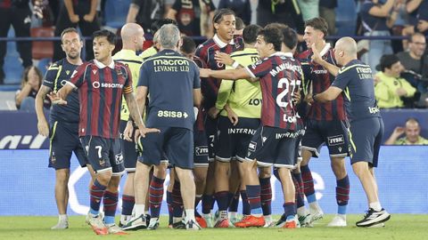 Pi�a de la plantilla y cuerpo t�cnico del Levante tras un gol ante el Sevilla.