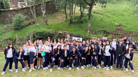 Alumnos de sexto de primaria do Colexio San Xos� de Cluny visitaron unha alvariza na parroquia lalinense de Zobra