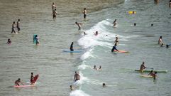 Las altas temperaturas del agua invitan a ba�arse en el mar, como se ve en esta foto de Foxos, en Sanxenxo