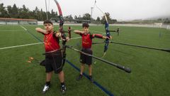 Yago Rell�n y Nicol�s Soto, d�as atr�s, en el campo municipal Irmandi�o, de Vimianzo.