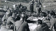 Franco y Aranda en una comida de campa�a en Asturias en octubre de 1937. Pocos d�as despu�s, el coronel Mussi� ser�a fusilado