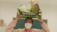 Una de las socias de O Zuleiro con su cesta personalizada en el d�a de la entrega de alimentos